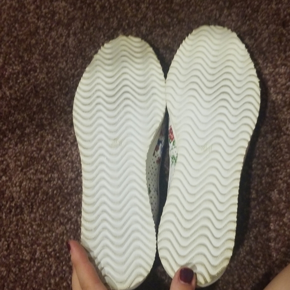 Womens flat. - Picture 4 of 4